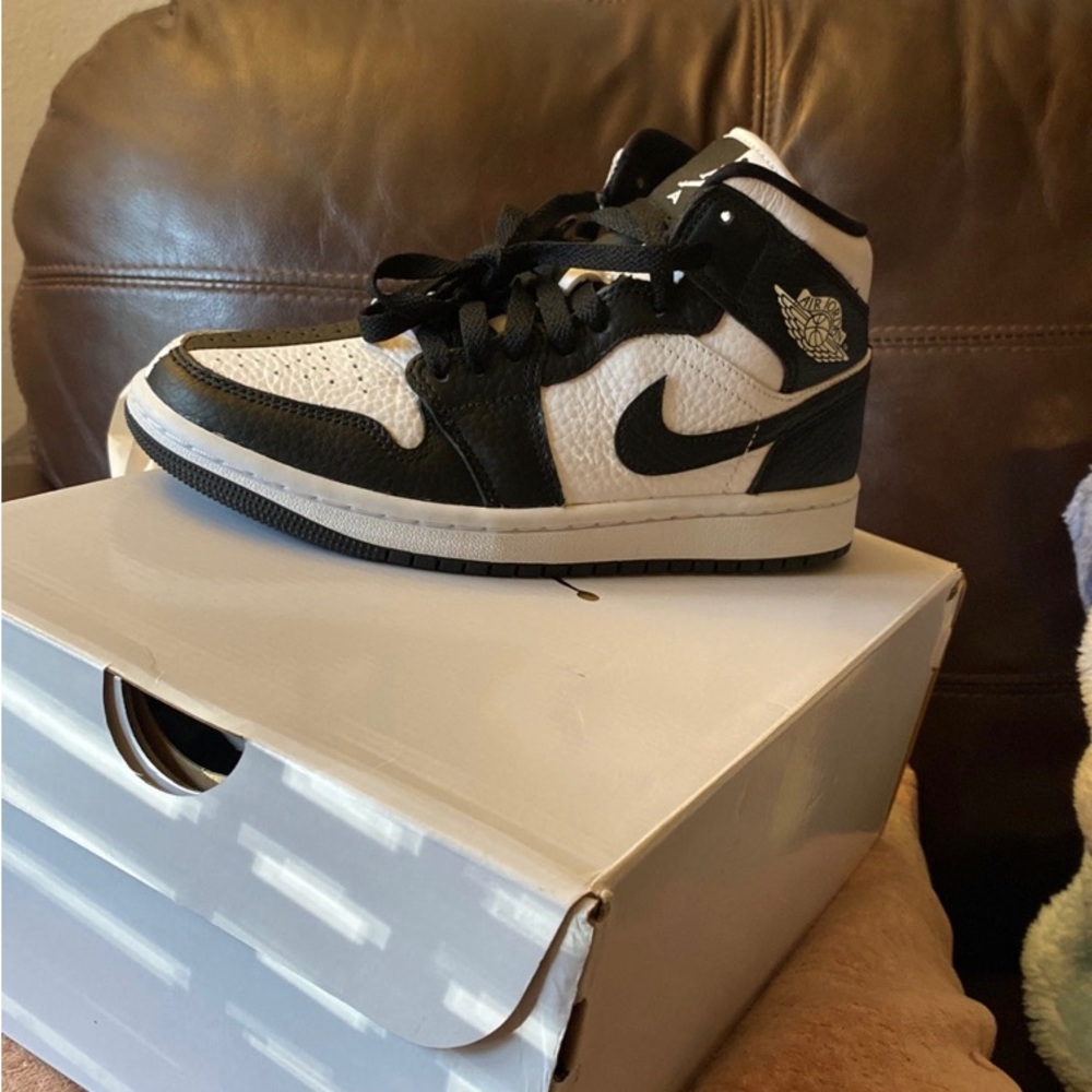 Women’s Nike Air Jordan 1MD SE Size 6